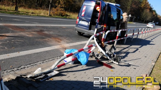 62-latka staranowała samochodem barierki