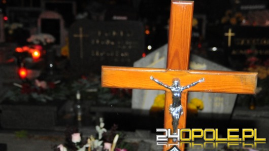 Powyrywane i spalone krzyże na cmentarzu