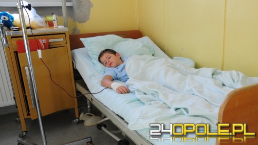 7-letni Grześ odpoczywa po operacji ręki