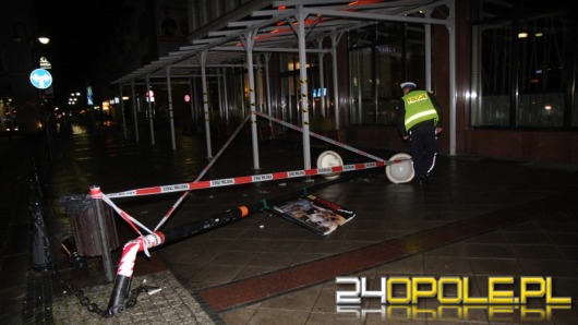 Wjechał w latarnię na Placu Wolności