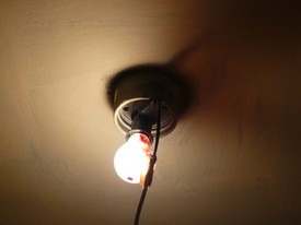 Mieszkaniec podłączył się "na lewo" do instalacji elektrycznej