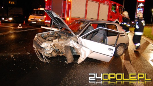 Kierowca peugeota zjechał na przeciwny pas ruchu