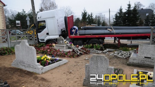 Ciężarówka wjechała w cmentarz w Zawadzie