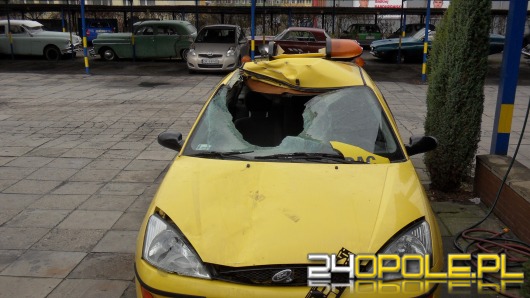 Pieszy szedł środkiem drogi, potrącił go samochód