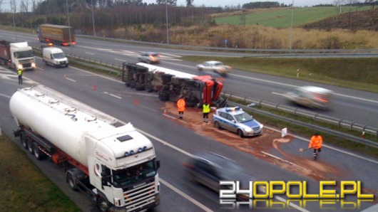 Cysterna przewróciła się na autostradzie