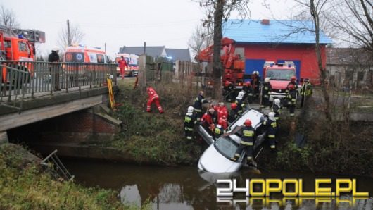 Wpadł w poślizg i wylądował w rzece