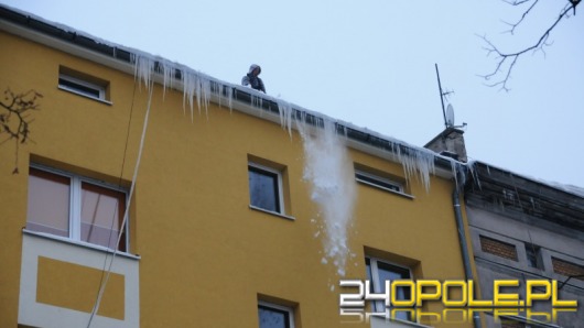 Zalegający śnieg i lód może być niebezpieczny