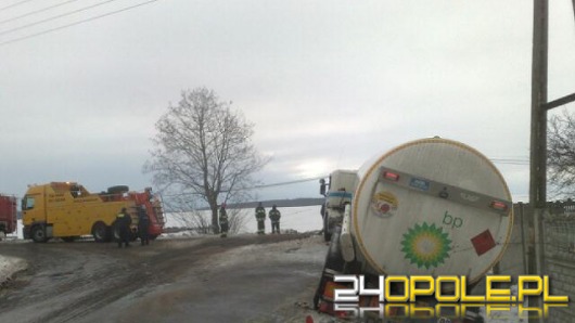 Cysterna zsunęła się z drogi