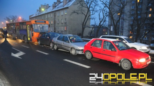 Autobus z niesprawnymi hamulcami staranował cztery auta