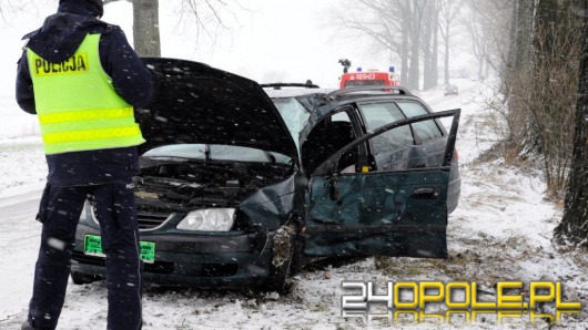 Wpadł w poślizg i uderzył w drzewo