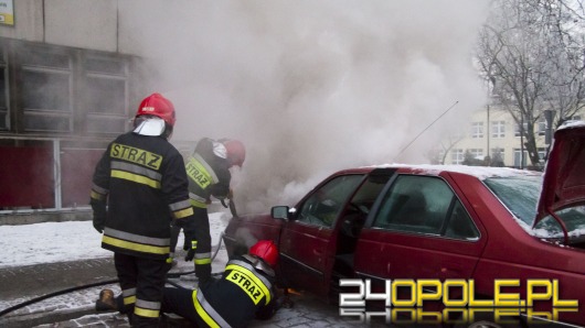 Peugeot palił się na parkingu w centrum miasta