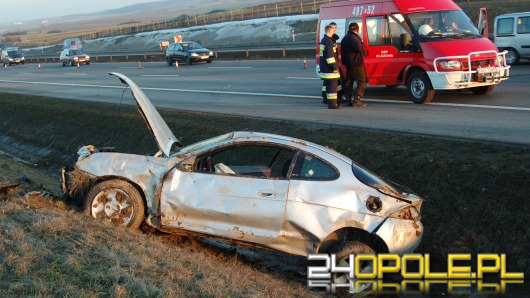 Ford dachował na autostradzie