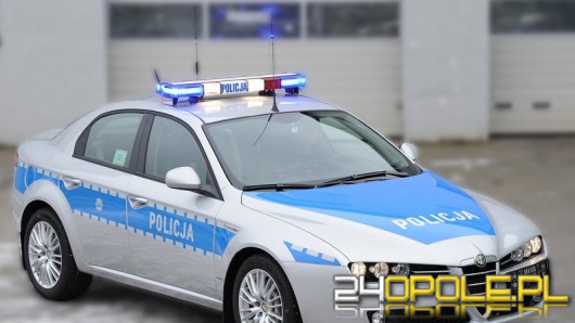 Policyjne alfa romeo grzeją miejsca na parkingach