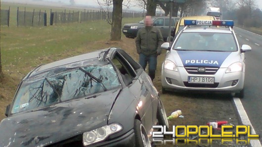 Wyprzedzał na podwójnej ciągłej, dachował w rowie