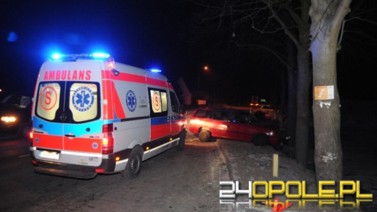 Zasnął za kierownicą i uderzył w drzewo