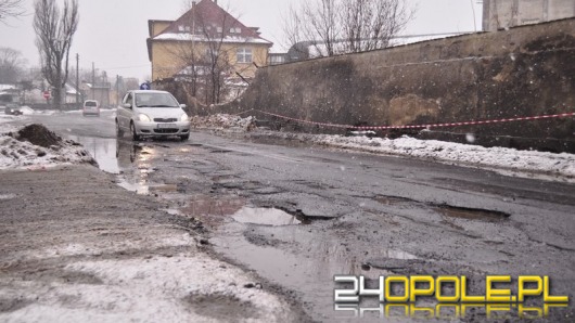 Wpadamy w dziury, niszczymy samochody i rezygnujemy z odszkodowań