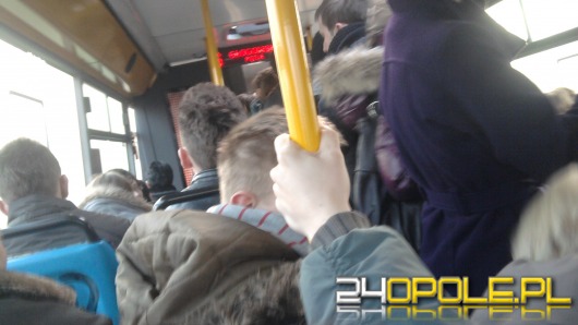 Tłok w autobusie miejskiej komunikacji