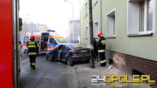Młody kierowca wjechał w latarnię