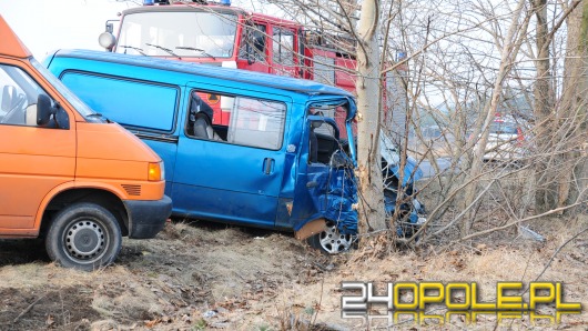 Bus uderzył w drzewo, trzy osoby ranne