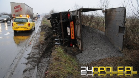 Ciężarówka wpadla do rowu na obwodnicy Opola