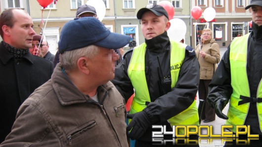 Kopał znicze, zatrzymała go policja.
