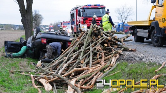 Auto z przyczepką dachowało w Dąbrowie