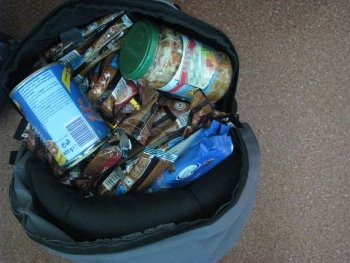 Kompletnie pijani mężczyźni włamali się do sklepu