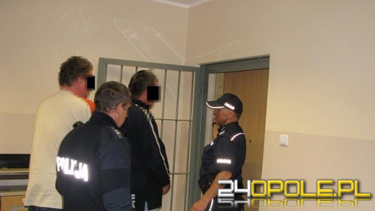 Napadli i okradli 71-letniego mężczyznę