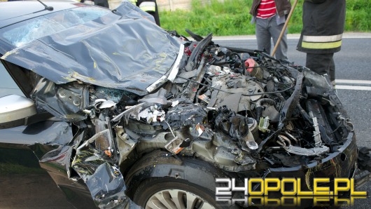 Ford zmiażdżony między dwoma ciężarówkami