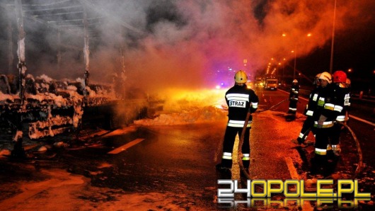 Na autostradzie spłonęła naczepa ciężarówki