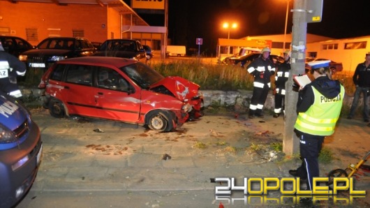 Pijany kierowca zakończył jazdę na latarni