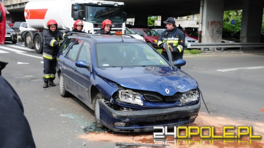 Kierowca renault na rondzie wjechał w "elkę"