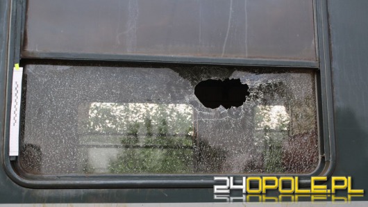 Pijana młodzież obrzuciła pociąg kamieniami