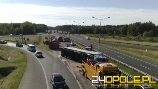 Przewrócona ciężarówka blokowała autostradę