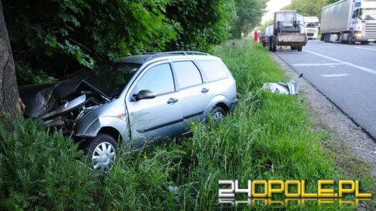 Wjechał w ciągnik i w drzewo. Skończyło się na mandacie