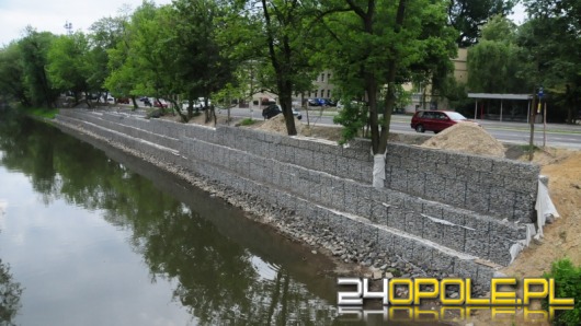 Modernizacja nad Młynówką. Miała być zieleń, na razie jest kamienny mur