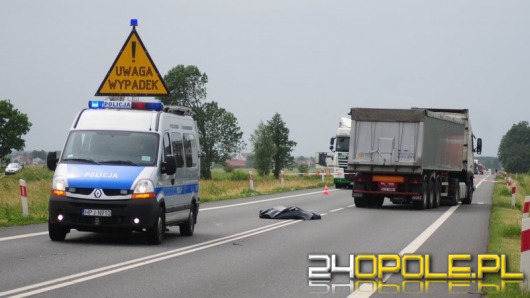 Rowerzysta wjechał pod koła ciężarówki