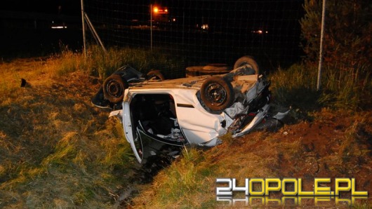 Opel dachował na autostradzie