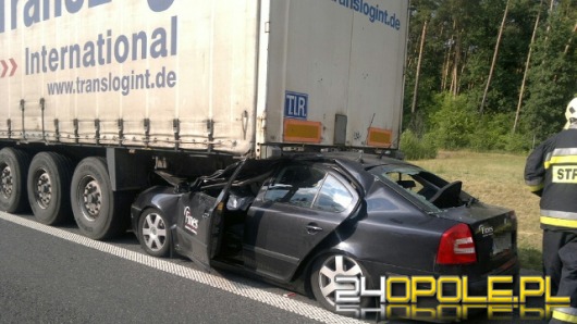 Samochód wbił się w ciężarówkę, kierowca wyszedł z tego cało