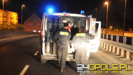 Pijany mężczyzna obrzucał auta butelkami