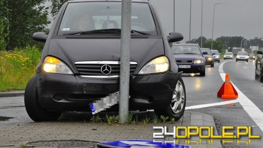 Wjechała mercedesem w sygnalizator