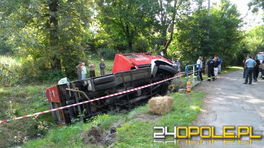 Wóz strażacki wylądował w rzeczce