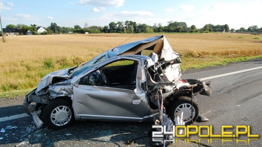 Toyota zmiażdżona, kierująca bez obrażeń