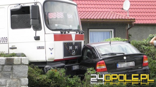 Ciężarówka staranowała zaparkowany samochód