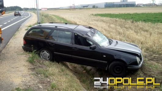 Mercedes dachował na obwodnicy Opola