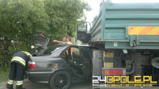 W Chmielowicach bmw wbiło się pod ciężarówkę