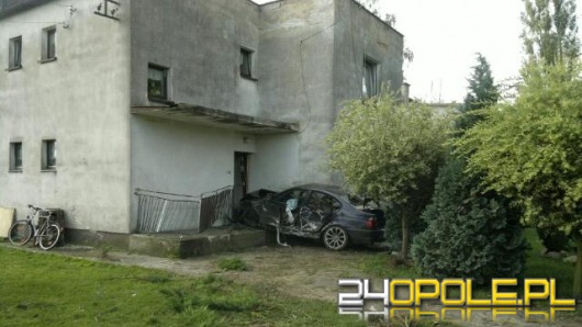 Rozpędzone bmw uderzyło w dom