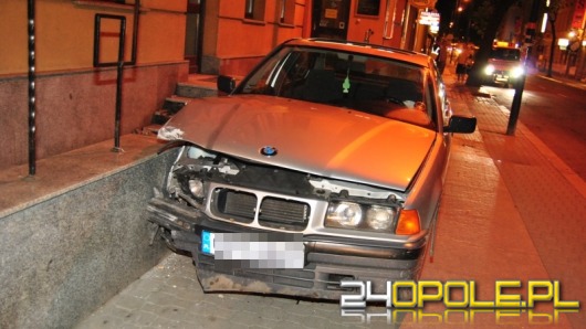 Kierowca bmw wjechał w betonowy murek