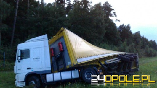 Ciężarówka przewróciła się na autostradzie