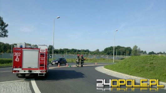 Strażacy usuwali plamę oleju przy Karolince